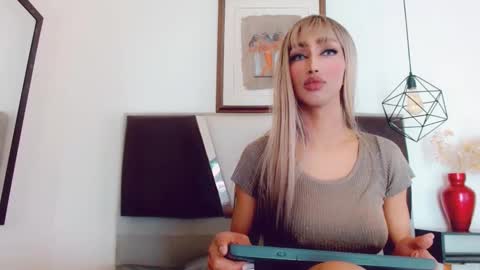 Snapshot of hilary_avilan chatting on December 9, 8:01 pm Hilary Avilan online show from December 9, 8:01 pm