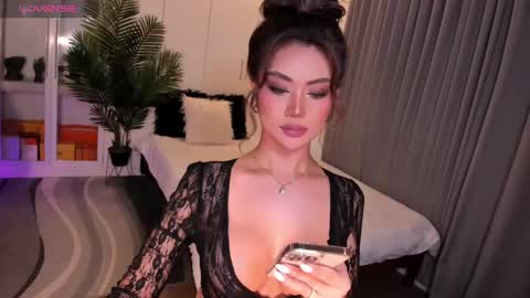 Snapshot of holee_laura chatting on March 8, 2:40 pm Ms. Laura online show from March 8, 2:40 pm