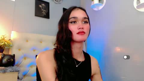 Snapshot of holly_sunshine69 chatting on December 20, 1:25 am Apple online show from December 20, 1:25 am