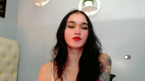 Snapshot of holly_sunshine69 chatting on December 23, 9:05 am Apple online show from December 23, 9:05 am