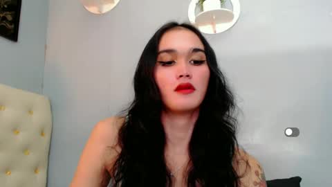 Snapshot of holly_sunshine69 chatting on December 24, 11:28 am Apple online show from December 24, 11:28 am