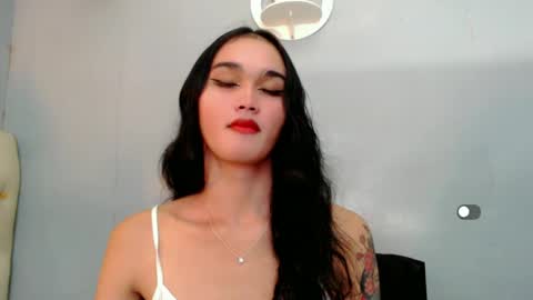 Snapshot of holly_sunshine69 chatting on December 27, 11:17 am Apple online show from December 27, 11:17 am