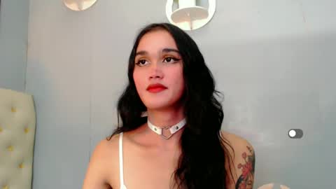 Snapshot of holly_sunshine69 chatting on January 7, 9:43 am Apple online show from January 7, 9:43 am