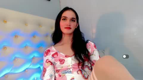 Snapshot of holly_sunshine69 chatting on February 14, 8:21 am Apple online show from February 14, 8:21 am