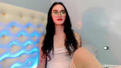 Snapshot of holly_sunshine69 chatting on March 7, 9:10 am Apple online show from March 7, 9:10 am
