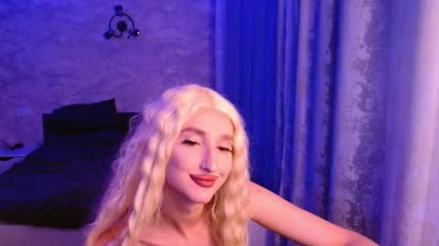 Snapshot of honey_sunset chatting on September 29, 6:18 pm honey_sunset online show from September 29, 6:18 pm