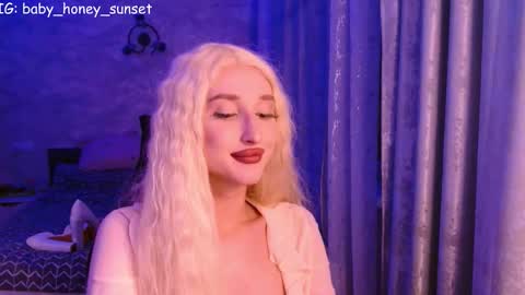 honey_sunset online show from February 15, 5:22 pm