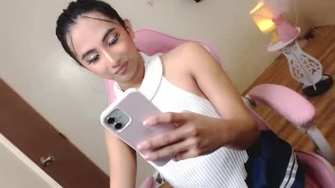 Snapshot of hugeasiancockandrea chatting on January 4, 11:22 am drea online show from January 4, 11:22 am
