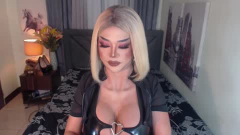 Snapshot of hugecockchristine chatting on January 12, 2:52 pm Christine online show from January 12, 2:52 pm