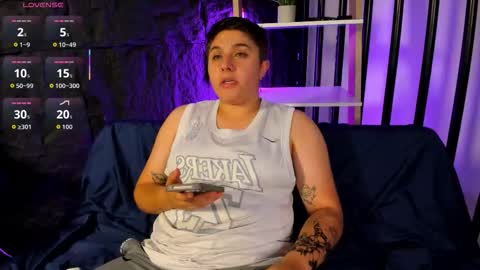 Snapshot of iangilbert chatting on October 17, 12:47 am ian online show from October 17, 12:47 am