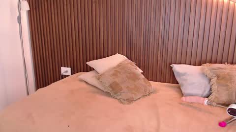 Snapshot of ifis_tiresia1 chatting on February 8, 11:45 pm ifis online show from February 8, 11:45 pm