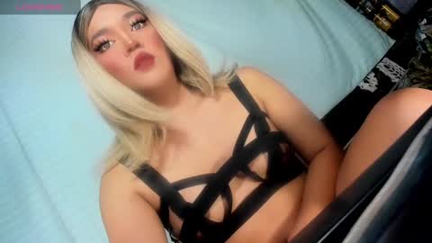 Snapshot of im_ur_hot_ella chatting on December 8, 4:18 pm ella may online show from December 8, 4:18 pm