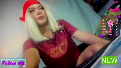 Snapshot of im_ur_hot_ella chatting on December 28, 11:41 am ella may online show from December 28, 11:41 am