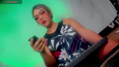 Snapshot of im_ur_hot_ella chatting on January 22, 12:49 pm ella may online show from January 22, 12:49 pm