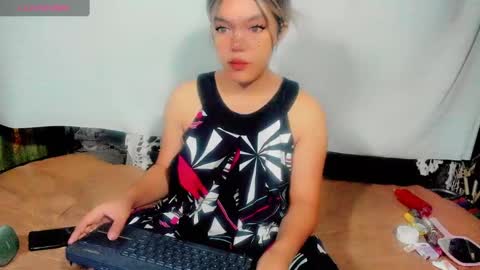 Snapshot of im_ur_hot_ella chatting on January 23, 9:08 am ella may online show from January 23, 9:08 am