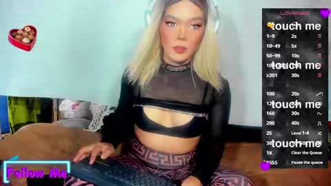 Snapshot of im_ur_hot_ella chatting on January 25, 8:00 am ella may online show from January 25, 8:00 am