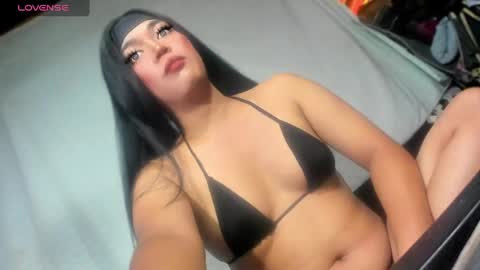 Snapshot of im_ur_hot_ella chatting on February 12, 7:34 am ella may online show from February 12, 7:34 am