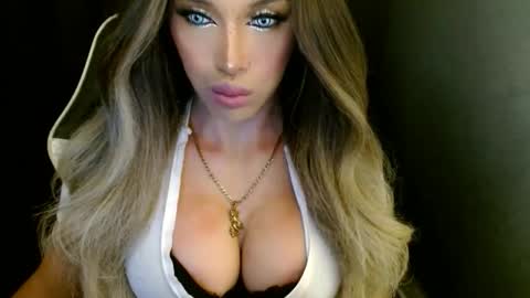 Snapshot of imyour_queen10 chatting on September 27, 4:10 am Queen Gwen online show from September 27, 4:10 am