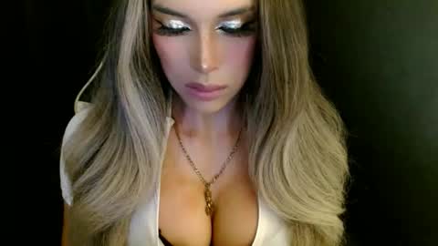 Snapshot of imyour_queen10 chatting on October 2, 4:28 pm Queen Gwen online show from October 2, 4:28 pm