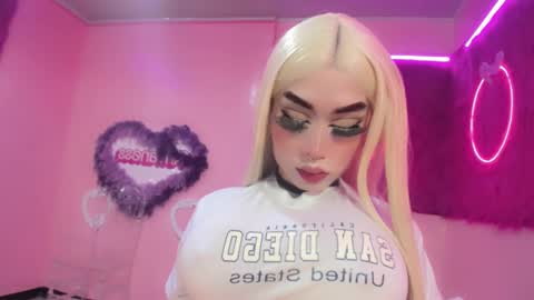Snapshot of irina_lechera_ chatting on December 5, 7:44 pm Irina online show from December 5, 7:44 pm