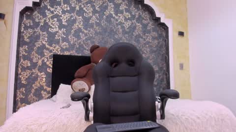 Snapshot of isa_little_star chatting on February 4, 12:55 pm Isa online show from February 4, 12:55 pm