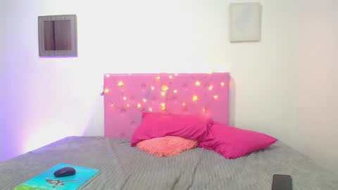 Snapshot of issa_kitty chatting on February 5, 5:43 pm issa_kitty online show from February 5, 5:43 pm