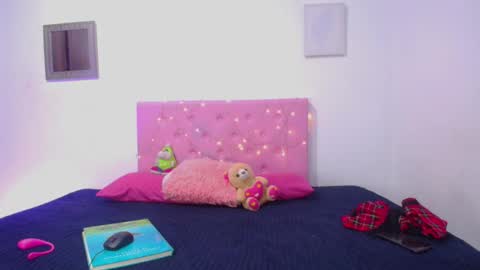 Snapshot of issa_kitty chatting on February 20, 6:46 pm issa_kitty online show from February 20, 6:46 pm