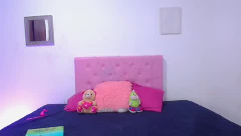 Snapshot of issa_kitty chatting on February 26, 9:27 pm issa_kitty online show from February 26, 9:27 pm