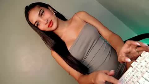 Snapshot of its_me_arabella chatting on January 6, 4:36 am Bella online show from January 6, 4:36 am