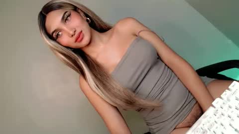 Snapshot of its_me_arabella chatting on January 18, 4:52 am Bella online show from January 18, 4:52 am