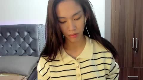 Snapshot of its_me_cora chatting on February 6, 6:29 am Cora online show from February 6, 6:29 am