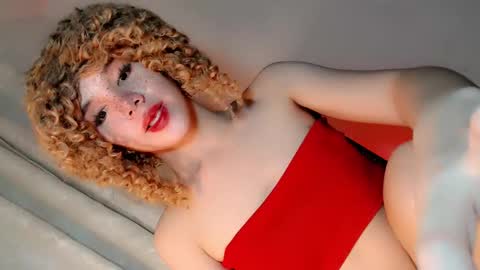 Snapshot of its_me_ezzie chatting on February 3, 11:05 pm EZZIE online show from February 3, 11:05 pm