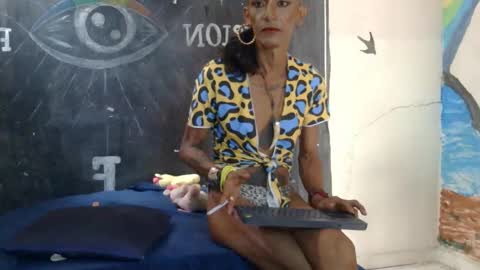 Snapshot of julieth_wolf chatting on February 5, 5:10 pm Julieth Wolf online show from February 5, 5:10 pm