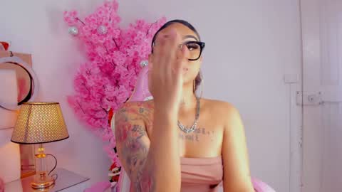 Snapshot of khelany_isyy chatting on December 16, 10:03 pm Khelany Isyy online show from December 16, 10:03 pm