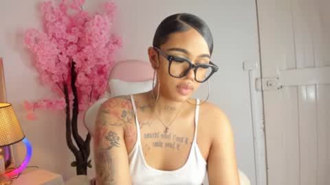 Snapshot of khelany_isyy chatting on February 26, 12:49 am Khelany Isyy online show from February 26, 12:49 am