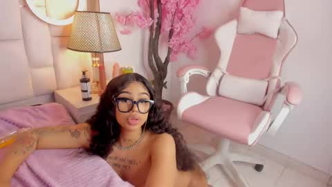 Snapshot of khelany_isyy chatting on March 6, 10:22 pm Khelany Isyy online show from March 6, 10:22 pm