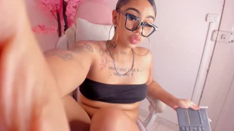 Snapshot of khelany_isyy chatting on March 12, 11:54 pm Khelany Isyy online show from March 12, 11:54 pm