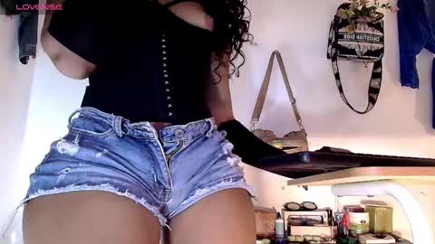 Snapshot of khloe_12 chatting on February 18, 7:10 am Khloe online show from February 18, 7:10 am