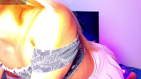 Snapshot of ladys_horny chatting on March 8, 6:47 pm Camila y Ashley online show from March 8, 6:47 pm