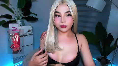 Snapshot of laurasinclair chatting on March 5, 10:51 am Your sweet Laura online show from March 5, 10:51 am