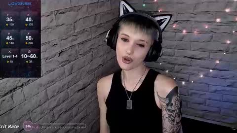 Snapshot of lauren_raquel chatting on October 10, 6:31 pm Eva online show from October 10, 6:31 pm
