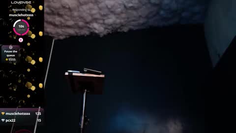 Layla   help me with your thumbs up its important  online show from October 25, 1:44 am