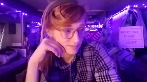 Snapshot of lesleygumgrass chatting on February 9, 7:30 pm LesleyGumGrass- The Boring Trans girl online show from February 9, 7:30 pm