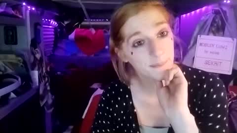 Snapshot of lesleygumgrass chatting on February 18, 1:32 am LesleyGumGrass- The Boring Trans girl online show from February 18, 1:32 am