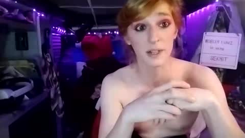 Snapshot of lesleygumgrass chatting on February 19, 4:44 am LesleyGumGrass- The Boring Trans girl online show from February 19, 4:44 am
