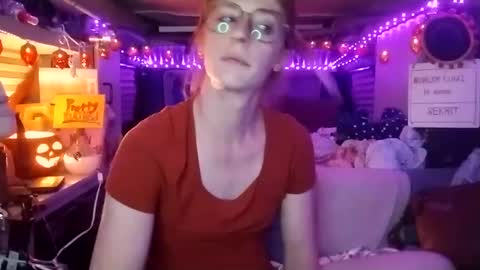 Snapshot of lesleygumgrass chatting on October 1, 12:44 am LesleyGumGrass- The Boring Trans girl online show from October 1, 12:44 am