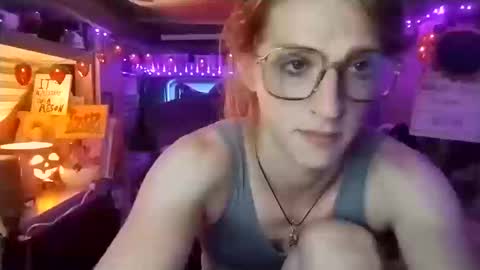 Snapshot of lesleygumgrass chatting on October 9, 9:16 pm LesleyGumGrass- The Boring Trans girl online show from October 9, 9:16 pm