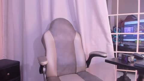 Snapshot of licyevans chatting on October 6, 8:09 pm licy online show from October 6, 8:09 pm