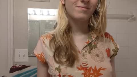 Snapshot of lil_gem chatting on September 29, 7:46 pm lil gemmie online show from September 29, 7:46 pm