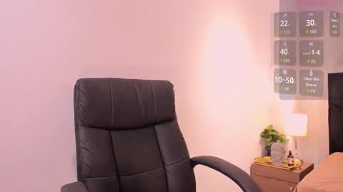 Snapshot of lily_cash1 chatting on September 13, 11:21 pm lily_cash1 online show from September 13, 11:21 pm